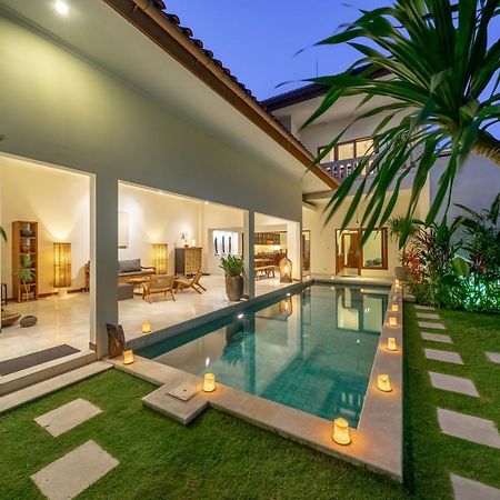 Amandaru Villa Legian Esterno foto